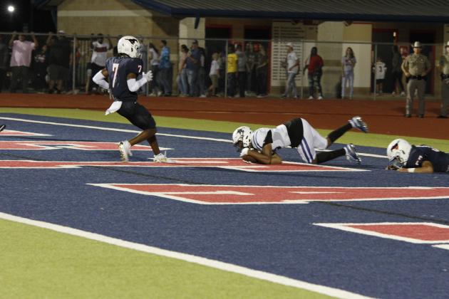 Examiner photo by Matthew Ybarra Ja’Eric Beasley recovers an errand snap on a punt attempt by Madisonville. This was Beasley’s first career touchdown. Article Image Alt Text